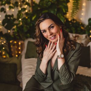 Anna Zaworka uśmiechnięta, w zielonym garniturze